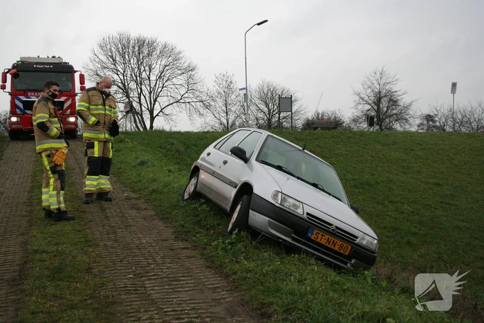 Brandweer doet onderzoek naar scheefstaande auto