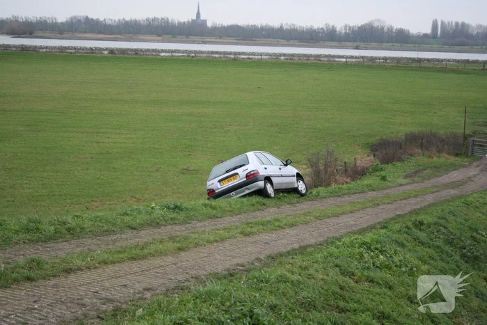 Brandweer doet onderzoek naar scheefstaande auto