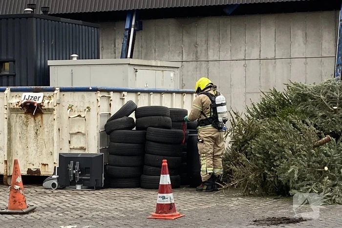 Brandweer doet onderzoek naar vat met onbekende stof