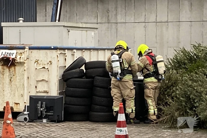 Brandweer doet onderzoek naar vat met onbekende stof