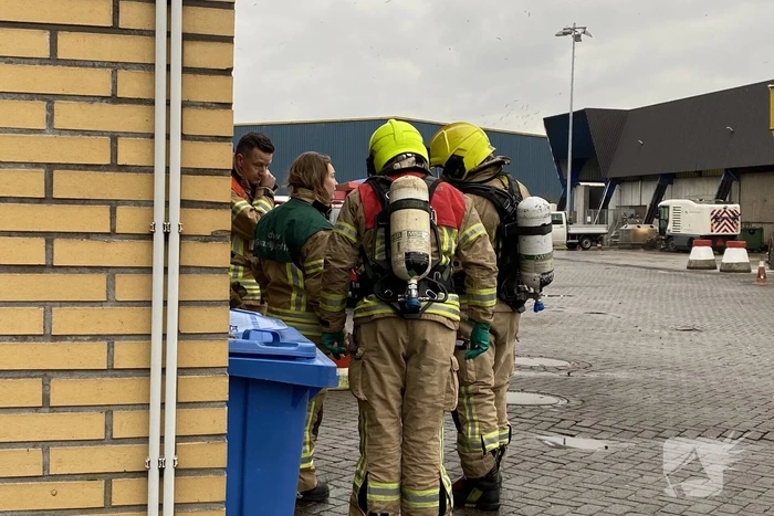 Brandweer doet onderzoek naar vat met onbekende stof