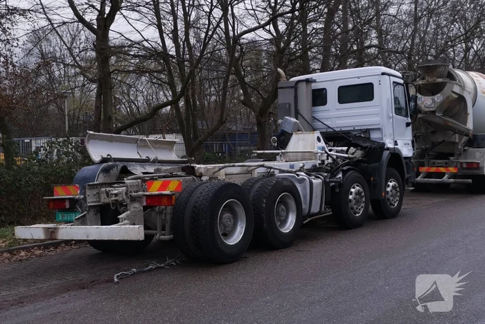 Vrachtwagen verliest betonmixer
