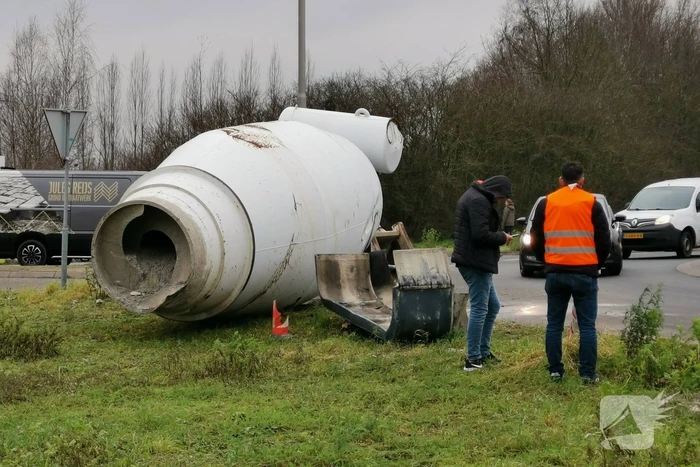 Vrachtwagen verliest betonmixer
