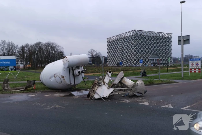Vrachtwagen verliest betonmixer