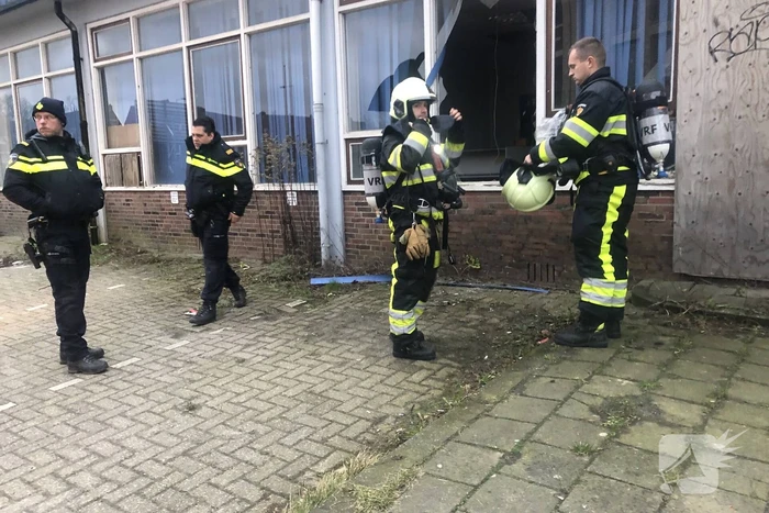 Brandweer stampt brandt uit in oud pand
