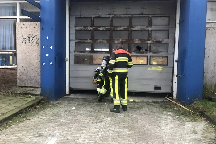 Brandweer stampt brandt uit in oud pand