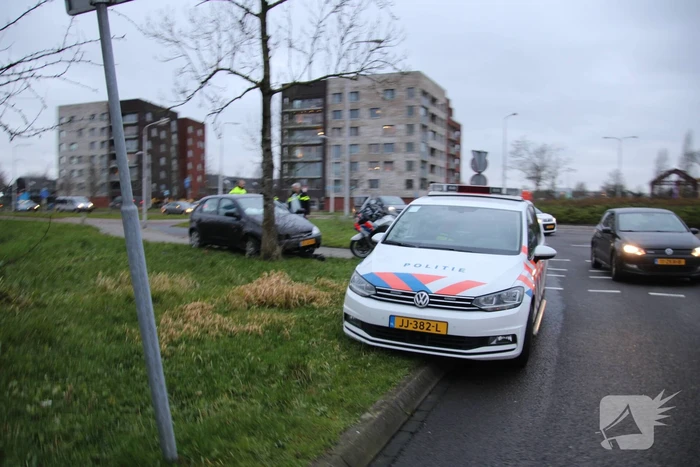 Auto tegen boom geparkeerd