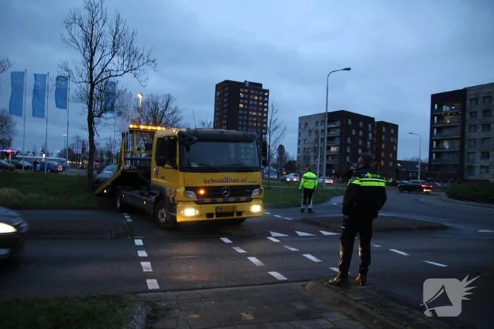 Auto tegen boom geparkeerd