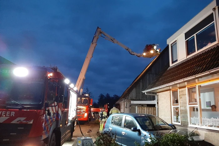 Brand in schoorsteen van woning
