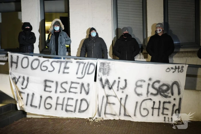 Groep bezorgde burgers demonstreren na steekincident