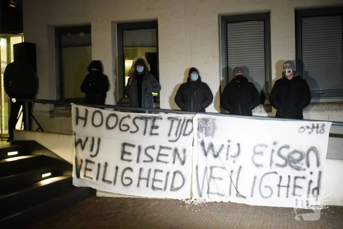 Groep bezorgde burgers demonstreren na steekincident