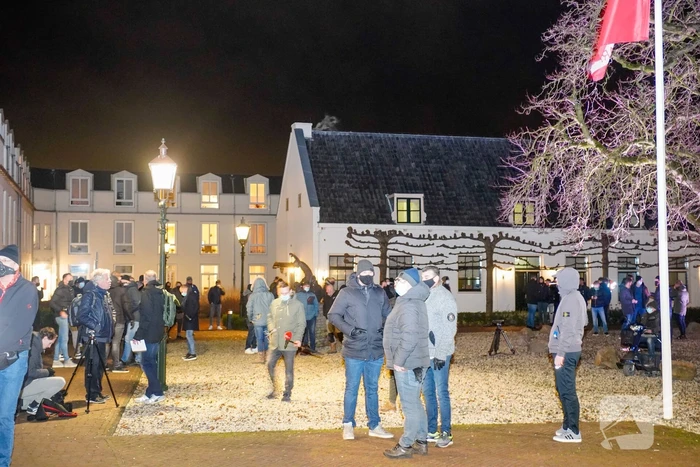 Groep bezorgde burgers demonstreren na steekincident
