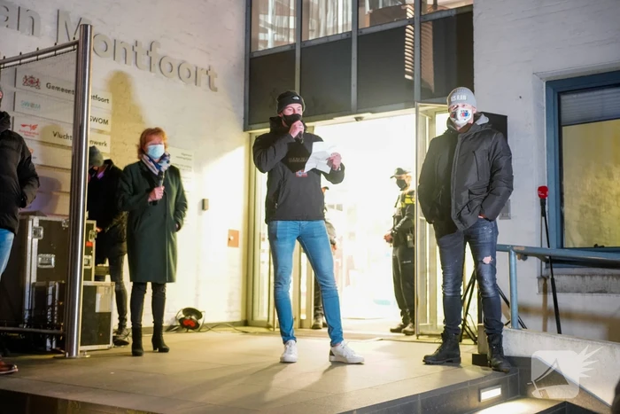 Groep bezorgde burgers demonstreren na steekincident