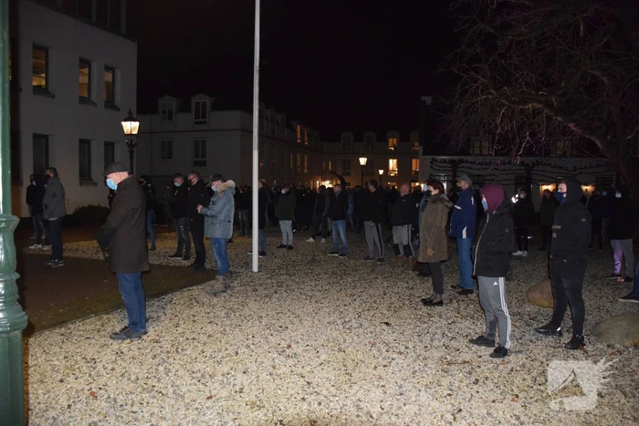 Groep bezorgde burgers demonstreren na steekincident