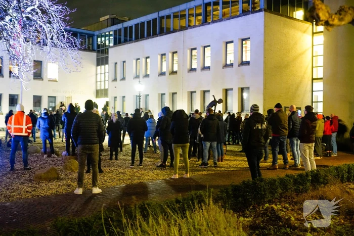 Groep bezorgde burgers demonstreren na steekincident