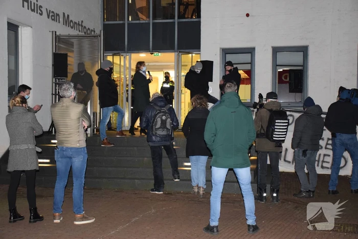 Groep bezorgde burgers demonstreren na steekincident