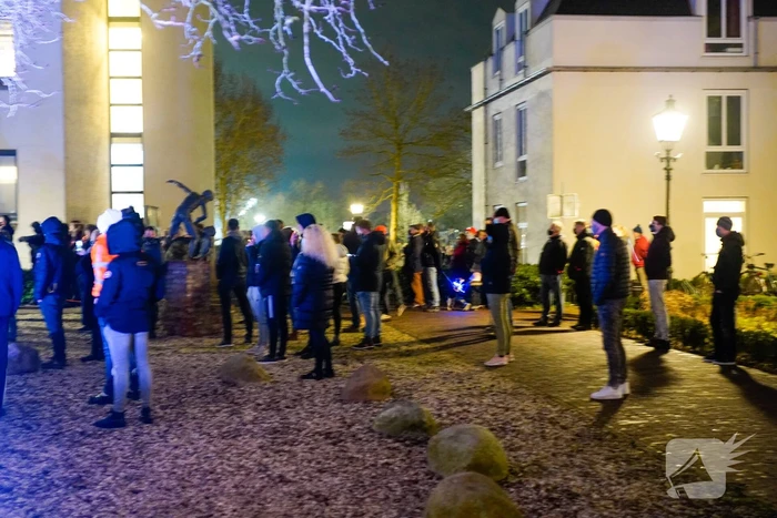 Groep bezorgde burgers demonstreren na steekincident