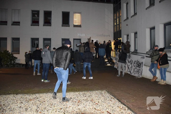 Groep bezorgde burgers demonstreren na steekincident