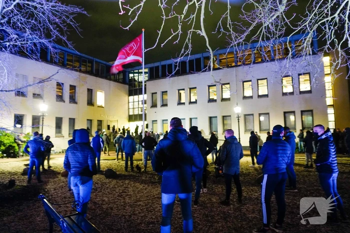 Groep bezorgde burgers demonstreren na steekincident