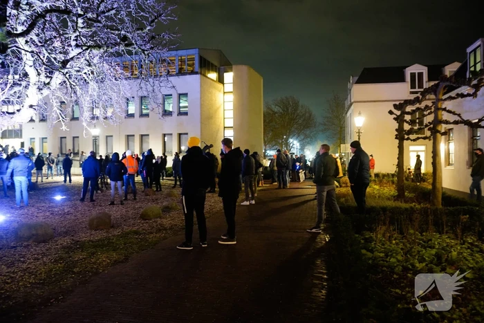 Groep bezorgde burgers demonstreren na steekincident