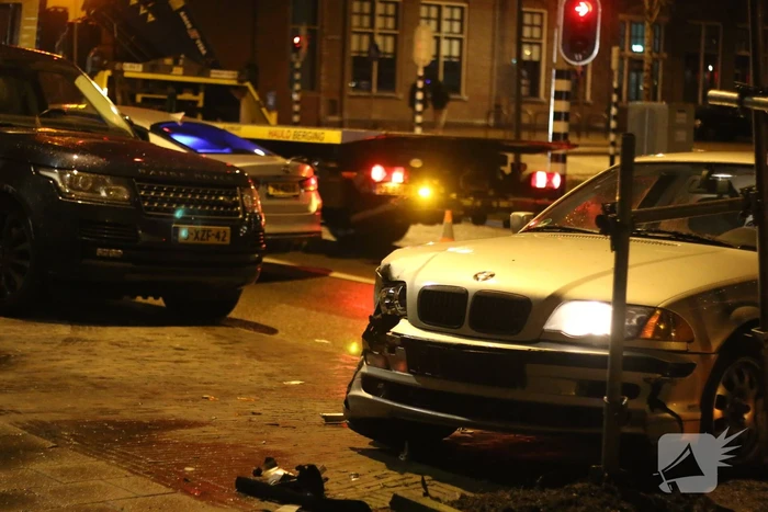 BMW botst op geparkeerd voertuig