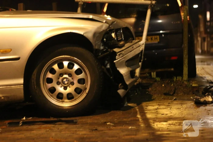 BMW botst op geparkeerd voertuig