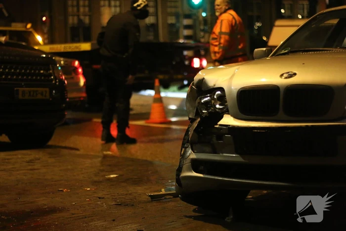 BMW botst op geparkeerd voertuig