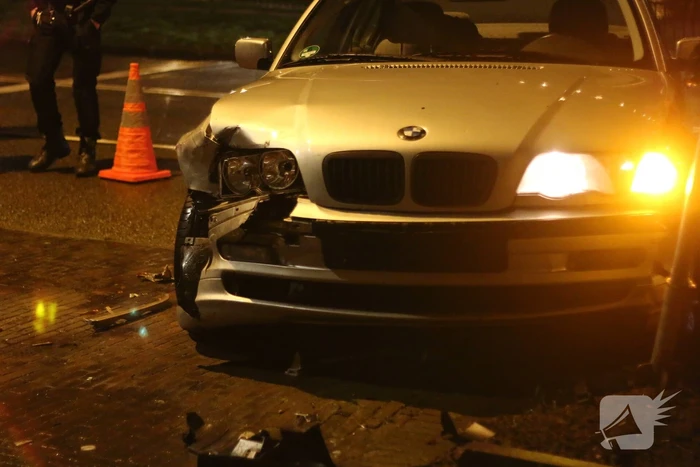 BMW botst op geparkeerd voertuig