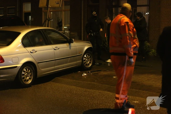 BMW botst op geparkeerd voertuig