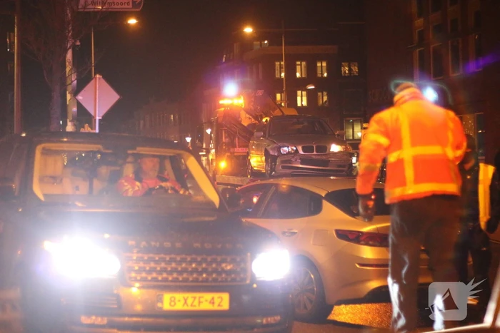 BMW botst op geparkeerd voertuig