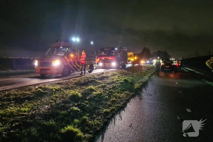 Auto belandt in sloot langs weg