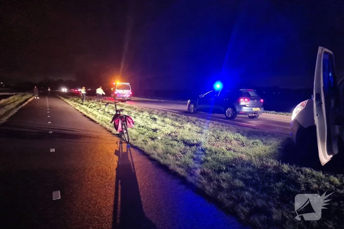 Auto belandt in sloot langs weg