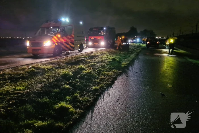 Auto belandt in sloot langs weg