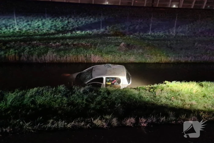 Auto belandt in sloot langs weg