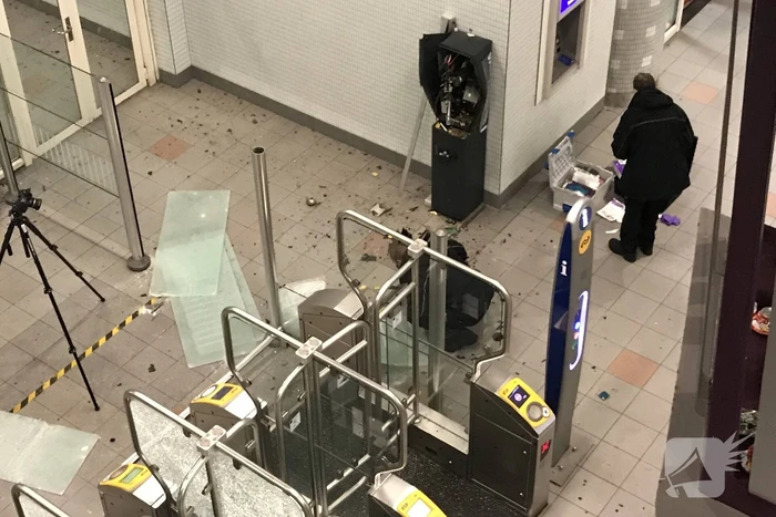 Plofkraak op pinautomaat station