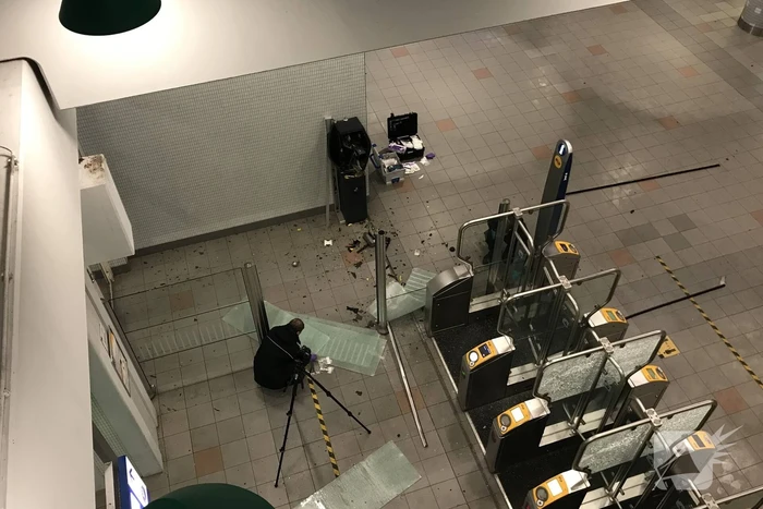 Plofkraak op pinautomaat station