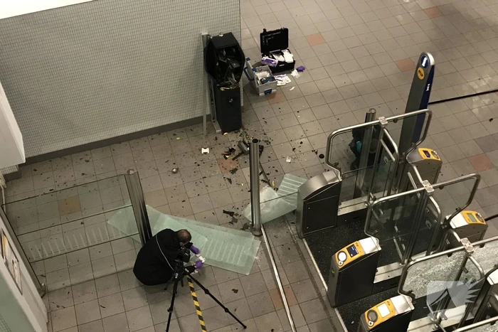 Plofkraak op pinautomaat station