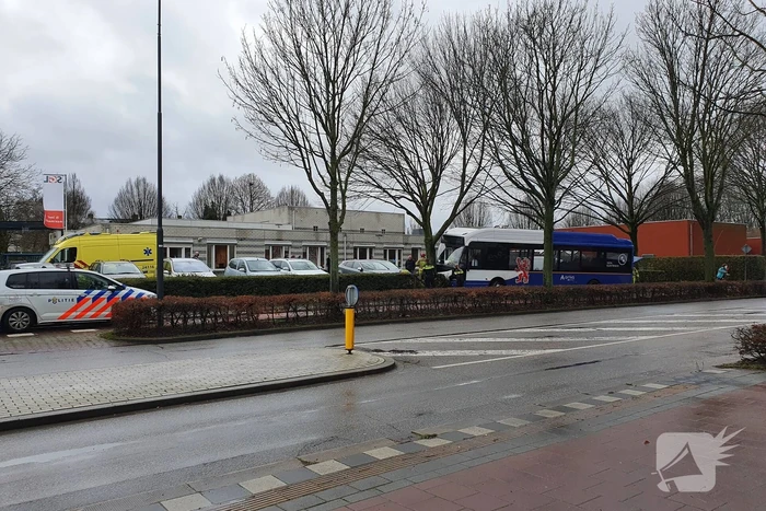 Lijnbus op boom gebotst