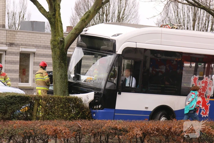 Lijnbus op boom gebotst