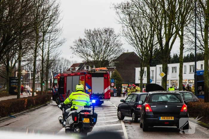 Lijnbus op boom gebotst