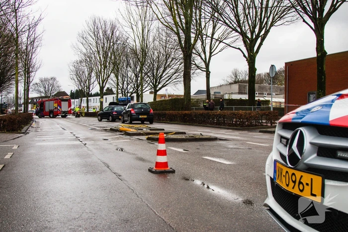 Lijnbus op boom gebotst
