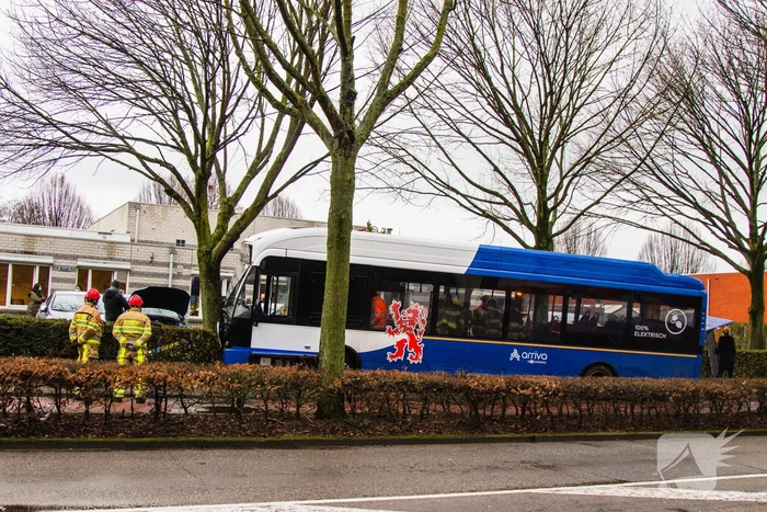 Lijnbus op boom gebotst