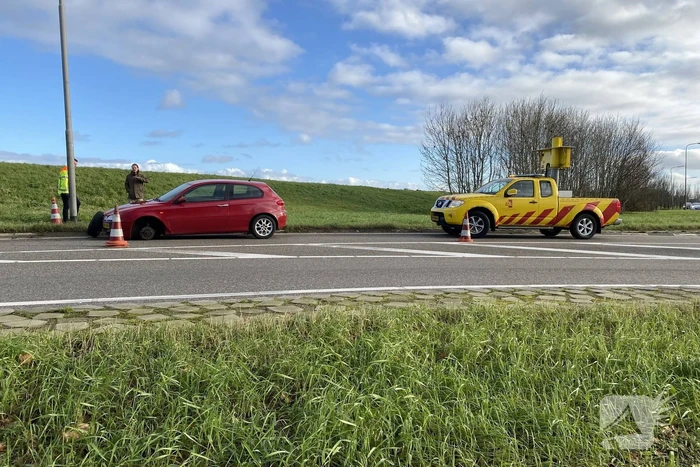 Auto verliest linker voorwiel