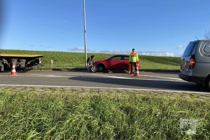 Auto verliest linker voorwiel