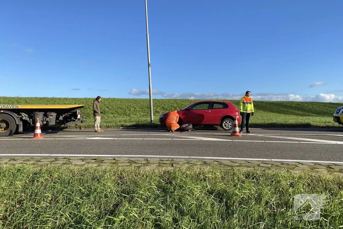 Auto verliest linker voorwiel