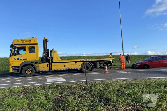 Auto verliest linker voorwiel