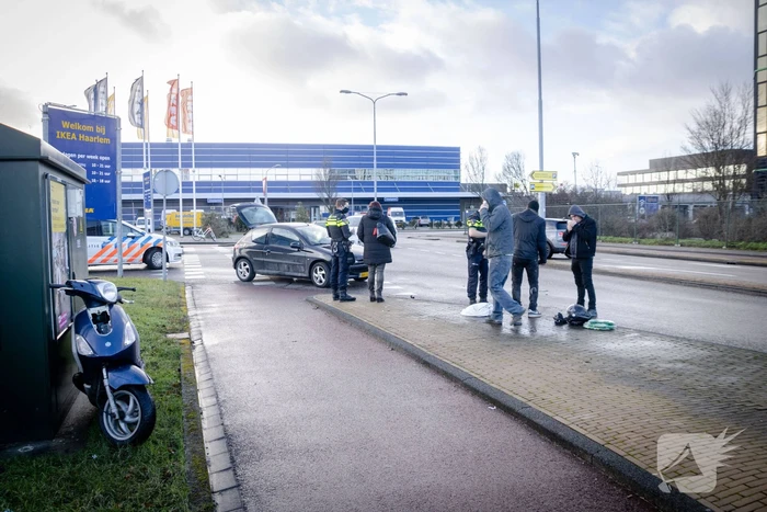 Brommerrijder gewond bij botsing met auto