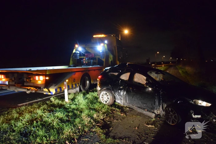Auto in berm belandt