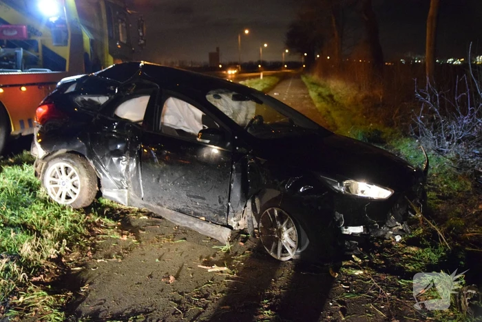 Auto in berm belandt