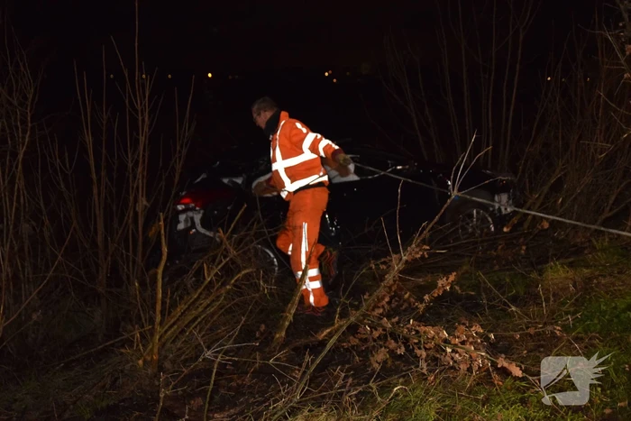 Auto in berm belandt